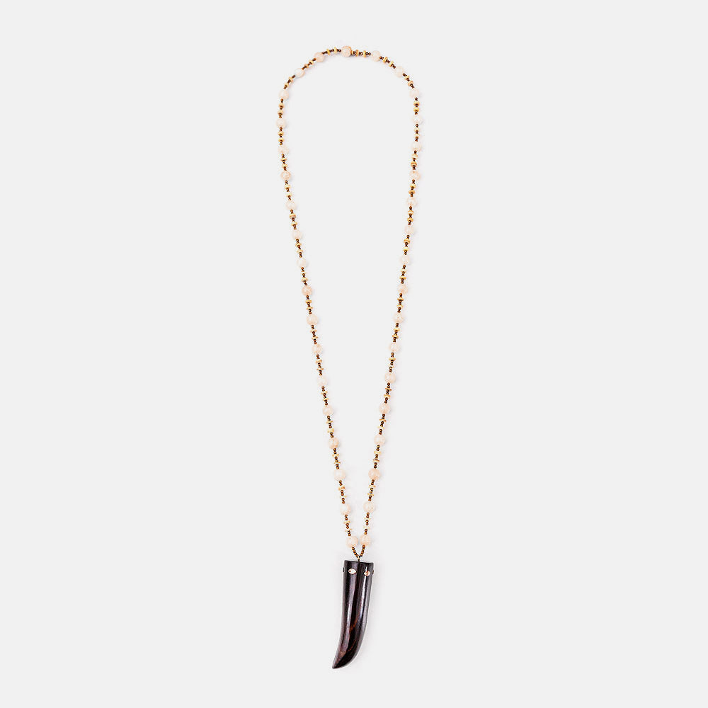 Collar de cuerno, hematitas, macas, jade y oro de 18 kt